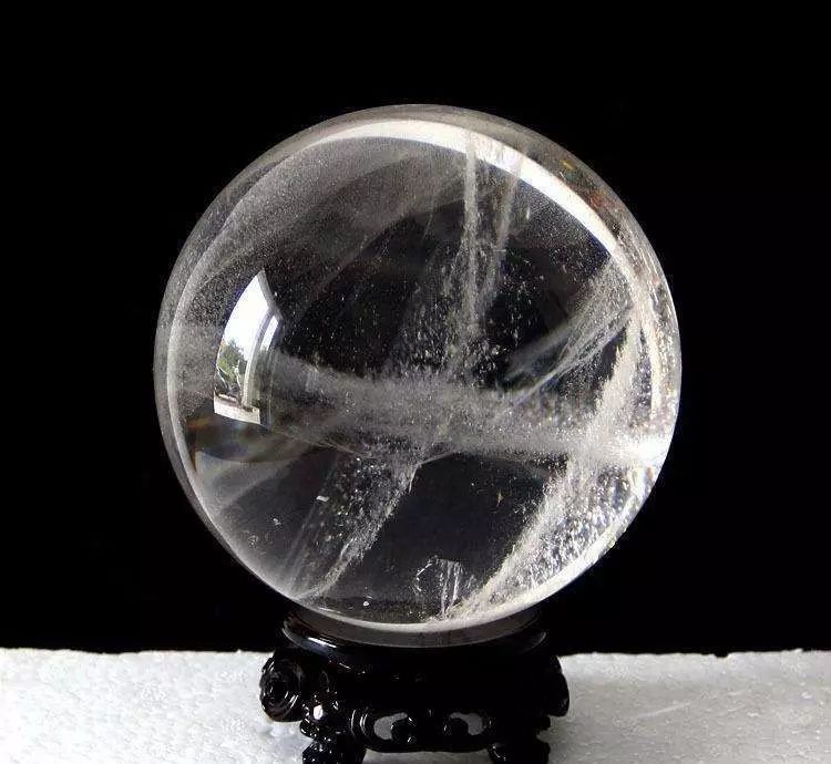 白水晶晶莹剔透发亮,晶莹剔透的水晶宝石