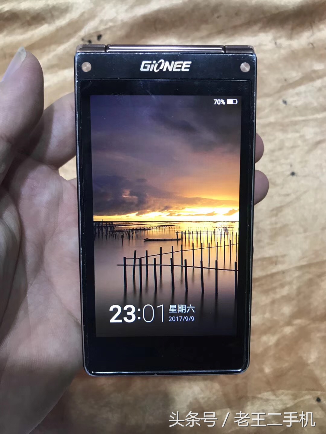 土豪买得起的翻盖手机,花四千多买一个翻盖手机