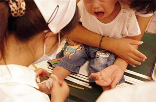 家长说孩子身上有痱子,宝宝身体上有痱子