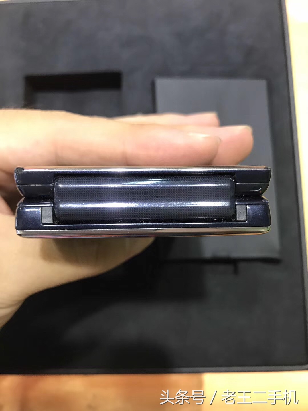 淘了两款，不得不说，三星的翻盖手机真是越做越漂亮了