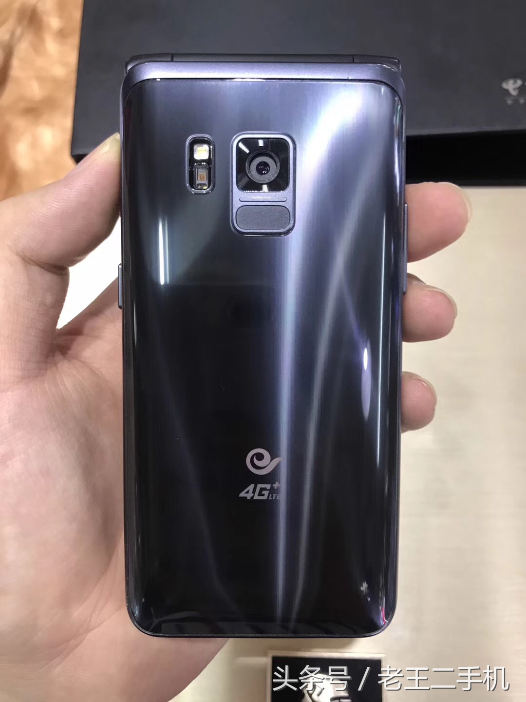 淘了两款，不得不说，三星的翻盖手机真是越做越漂亮了