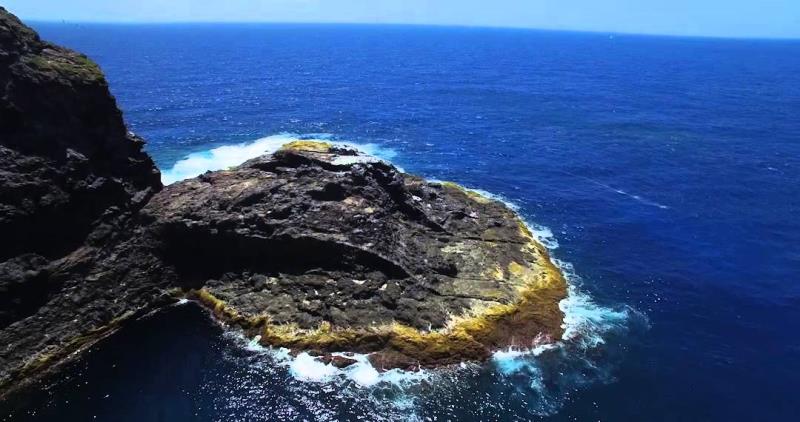 这个岛形如金字塔,没有地方能让人站立,被发现百年后才有人登顶