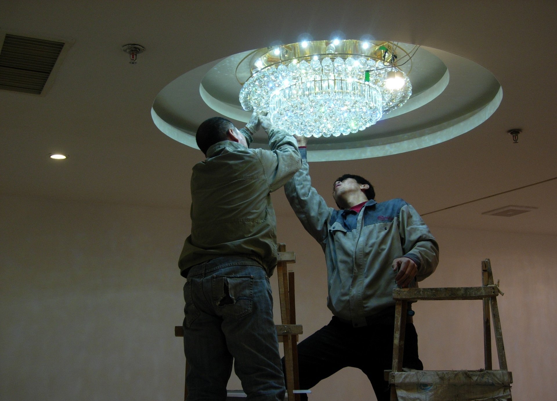 吊灯安装好需要隔一段时间维修吗,吊灯安装注意事项