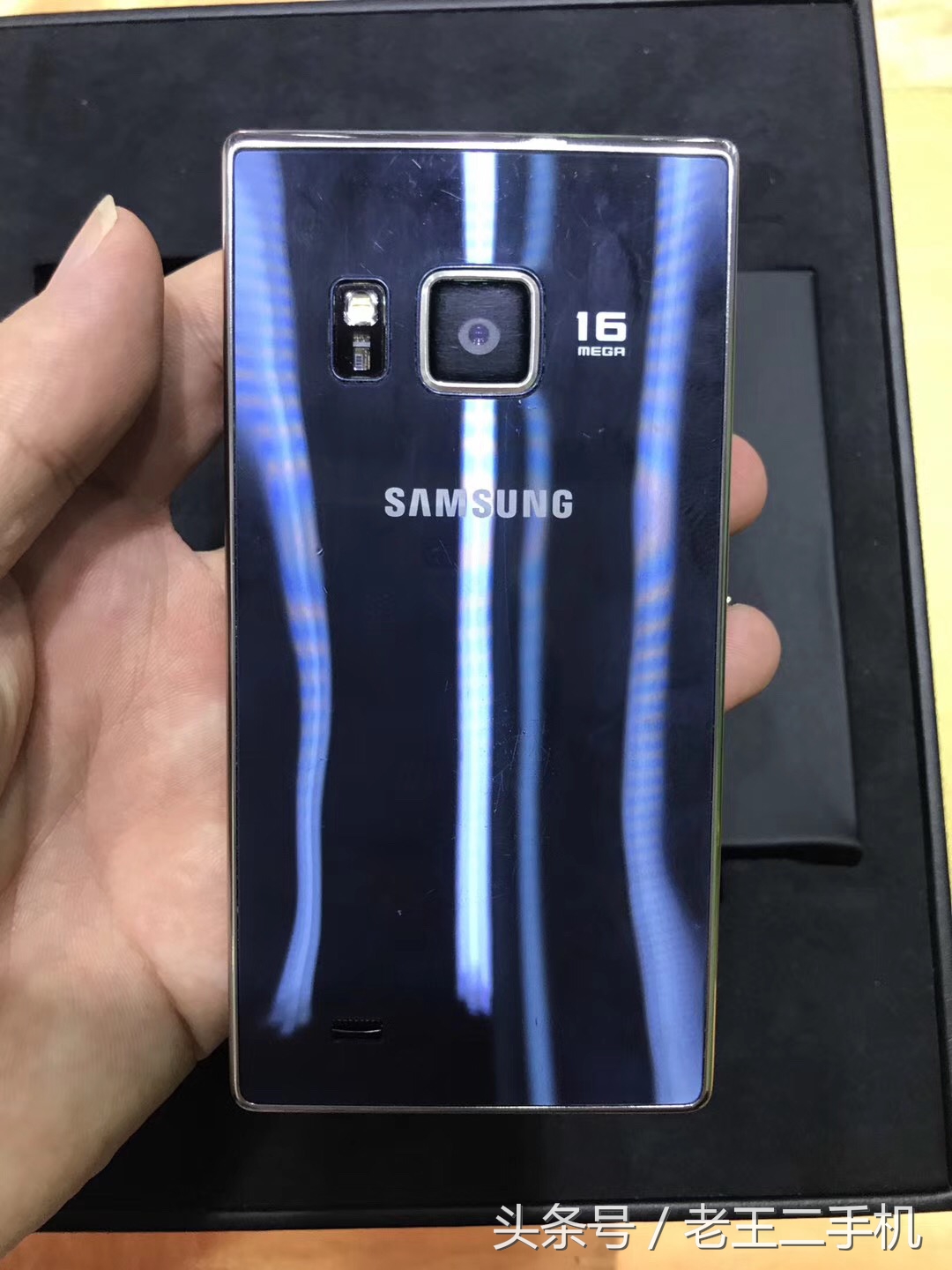 淘了两款，不得不说，三星的翻盖手机真是越做越漂亮了