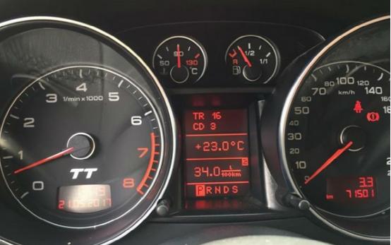 小伙花1500万元买超跑车,小伙花20多万买豪华小车