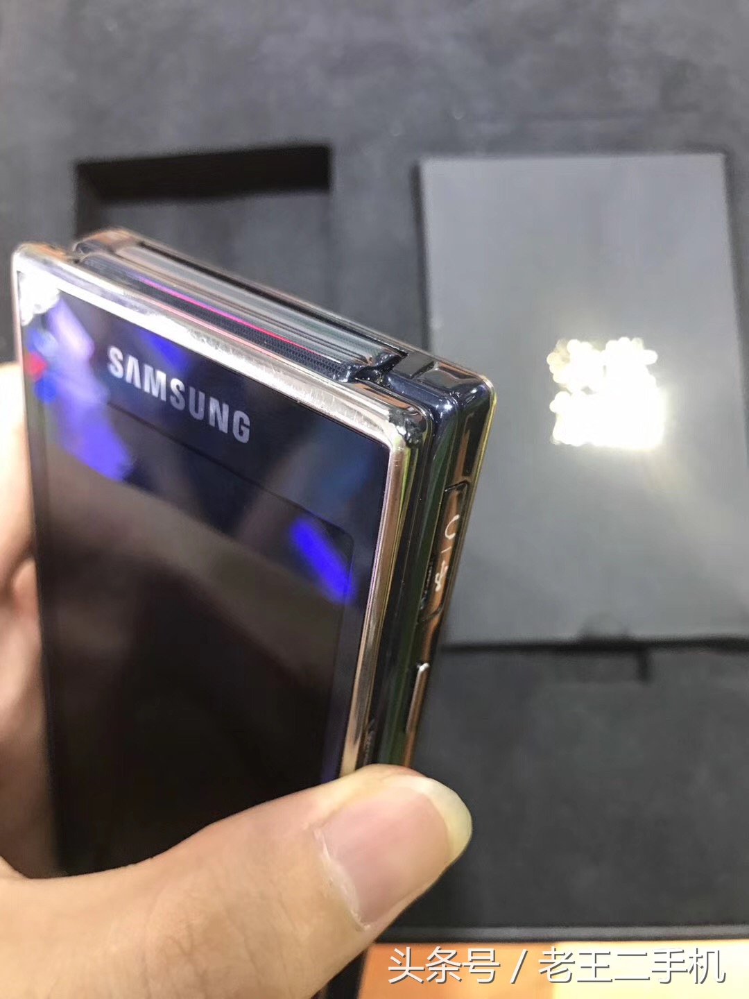 淘了两款，不得不说，三星的翻盖手机真是越做越漂亮了