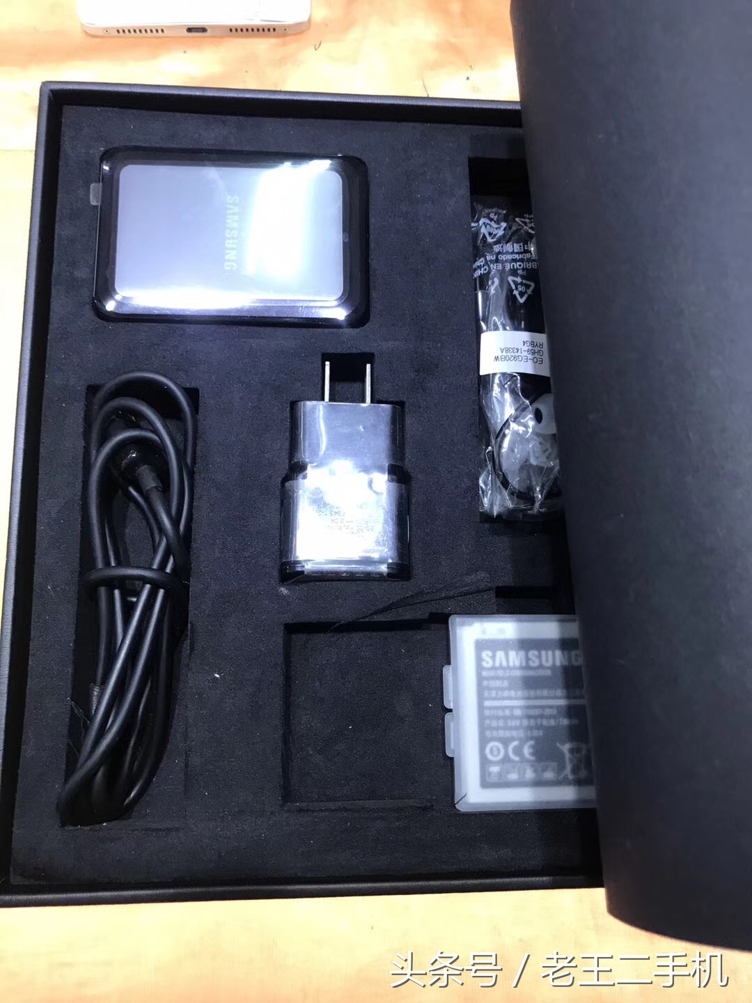 淘了两款，不得不说，三星的翻盖手机真是越做越漂亮了