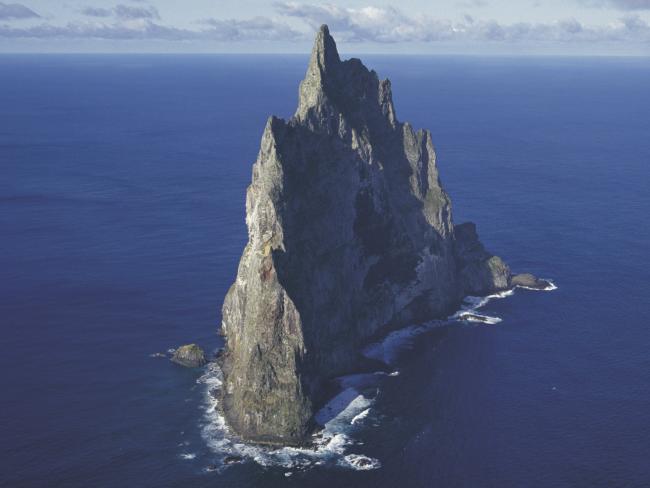 这个岛形如金字塔,没有地方能让人站立,被发现百年后才有人登顶