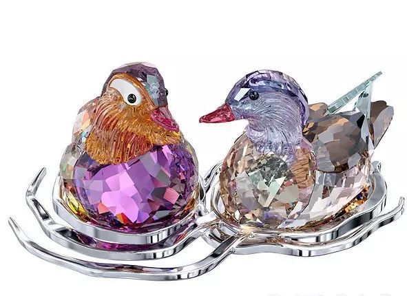 白水晶晶莹剔透发亮,晶莹剔透的水晶宝石