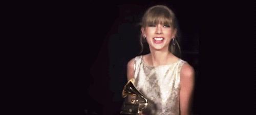 taylorswift霉霉看篮球,taylorswift霉霉紫色裙子