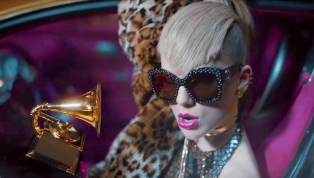 taylorswift霉霉看篮球,taylorswift霉霉紫色裙子