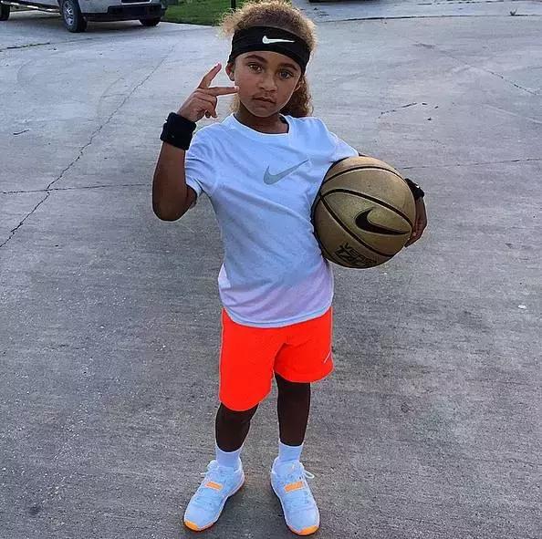 小女孩拥有第一双漂亮鞋子,七岁女孩球鞋