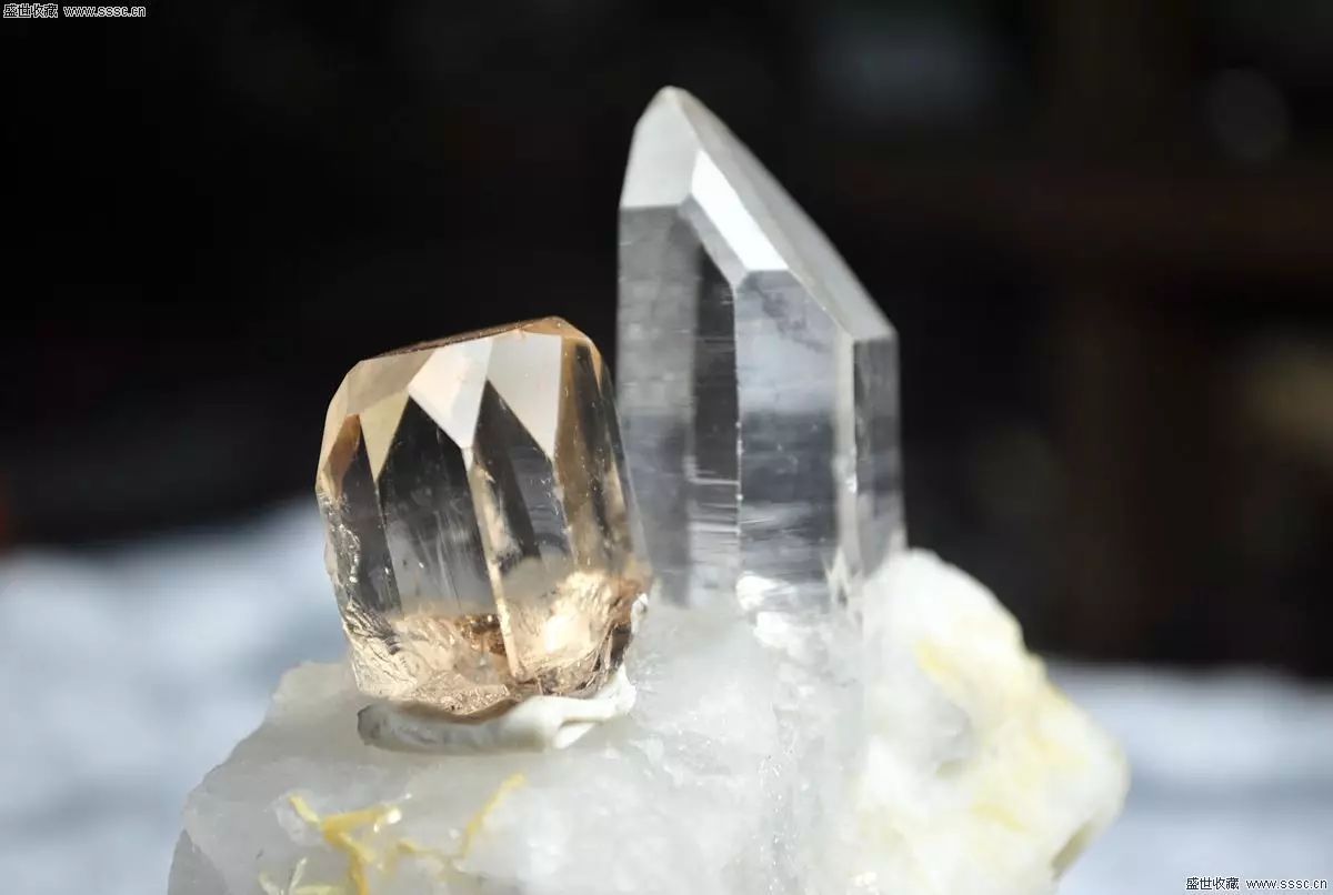 白水晶晶莹剔透发亮,晶莹剔透的水晶宝石