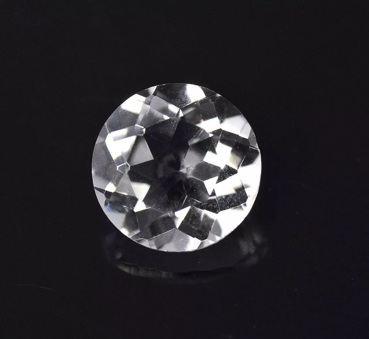 白水晶晶莹剔透发亮,晶莹剔透的水晶宝石