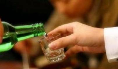 每天坚持喝一杯白酒20年后会怎样,坚持每天喝一杯白酒一年后会怎样