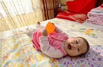 宝宝长牙睡不好觉吃什么,宝宝长牙会影响食欲和睡眠吗