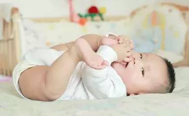 宝宝长牙睡不好觉吃什么,宝宝长牙会影响食欲和睡眠吗