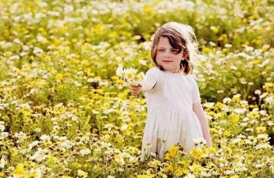 小孩踩到人不道歉怎么教育,孩子一脚踩空妈妈神反应