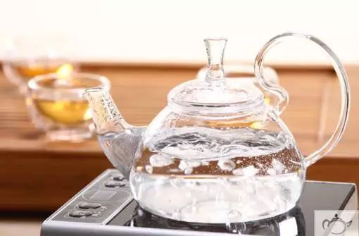 晚上烧的隔夜水第二天早上能喝吗,你知道隔夜水为什么不能喝吗