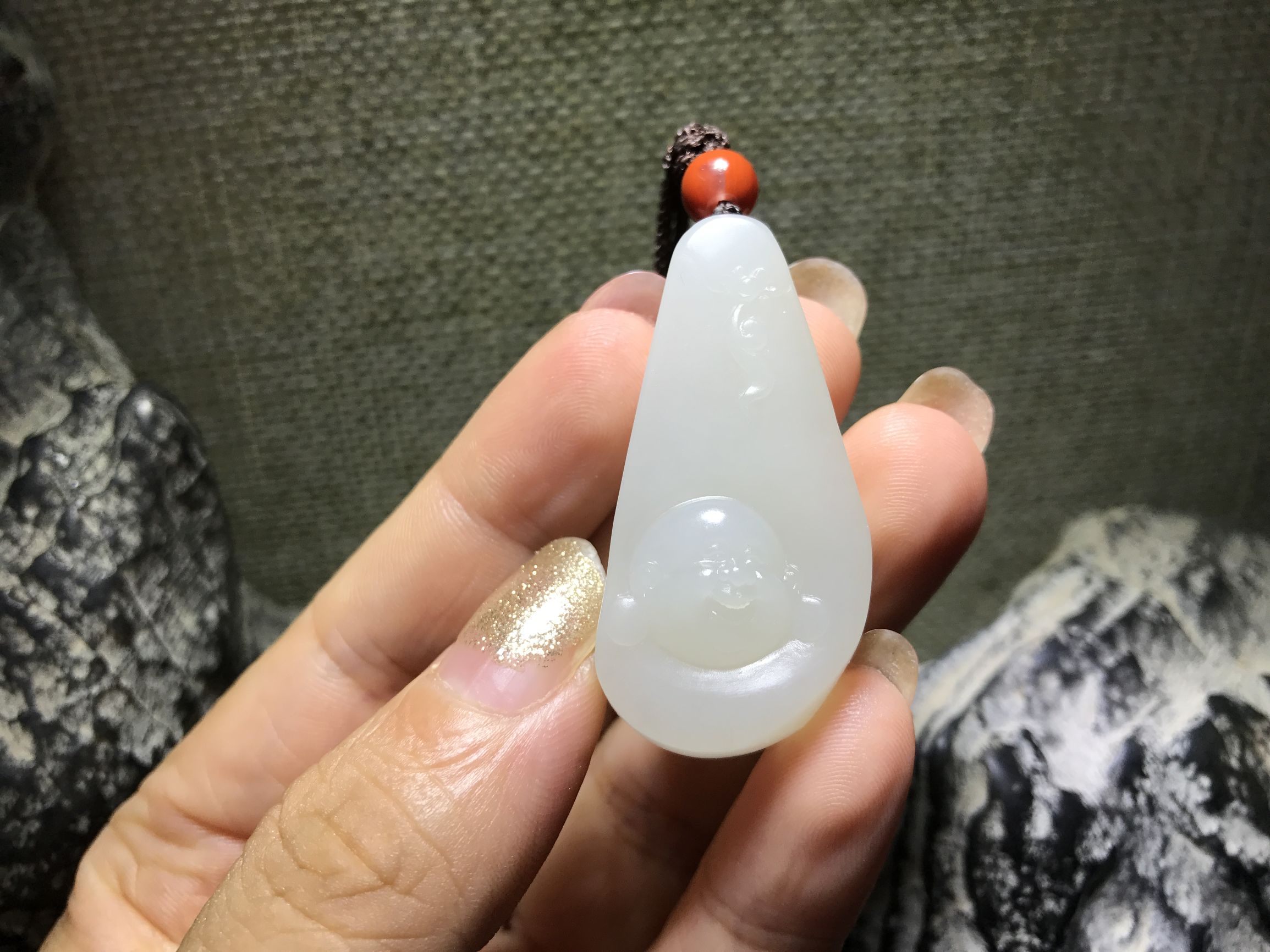 和田玉手镯怎么看纹和裂,和田玉手镯里面有水纹是什么原因