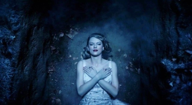 taylorswift霉霉看篮球,taylorswift霉霉紫色裙子