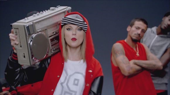 taylorswift霉霉看篮球,taylorswift霉霉紫色裙子