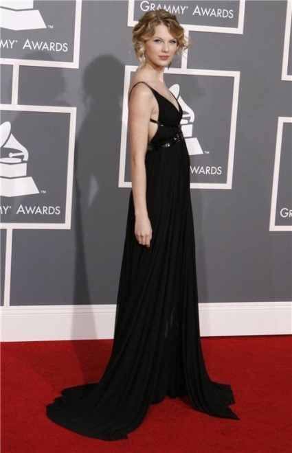 taylorswift霉霉看篮球,taylorswift霉霉紫色裙子