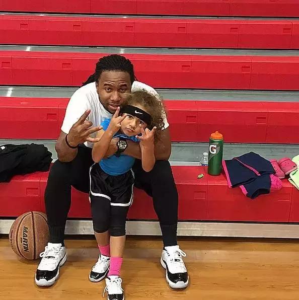 小女孩拥有第一双漂亮鞋子,七岁女孩球鞋