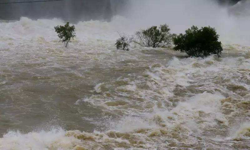 为了一块风水宝地，竟然把自己的祖先葬在了水里，就怕泄了王气