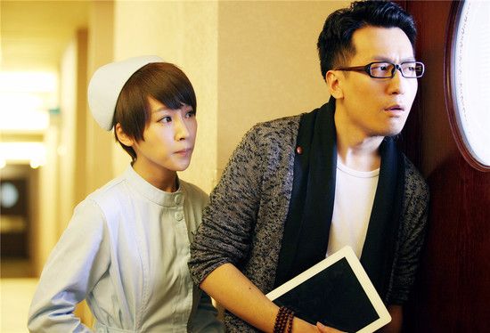 谢楠和谢楠同框,谢楠穿条纹西装走机场