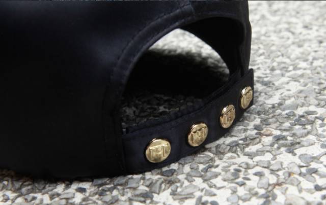 「怎么把你爸的帽子带出来了？真土」说这话的人才是真土鳖