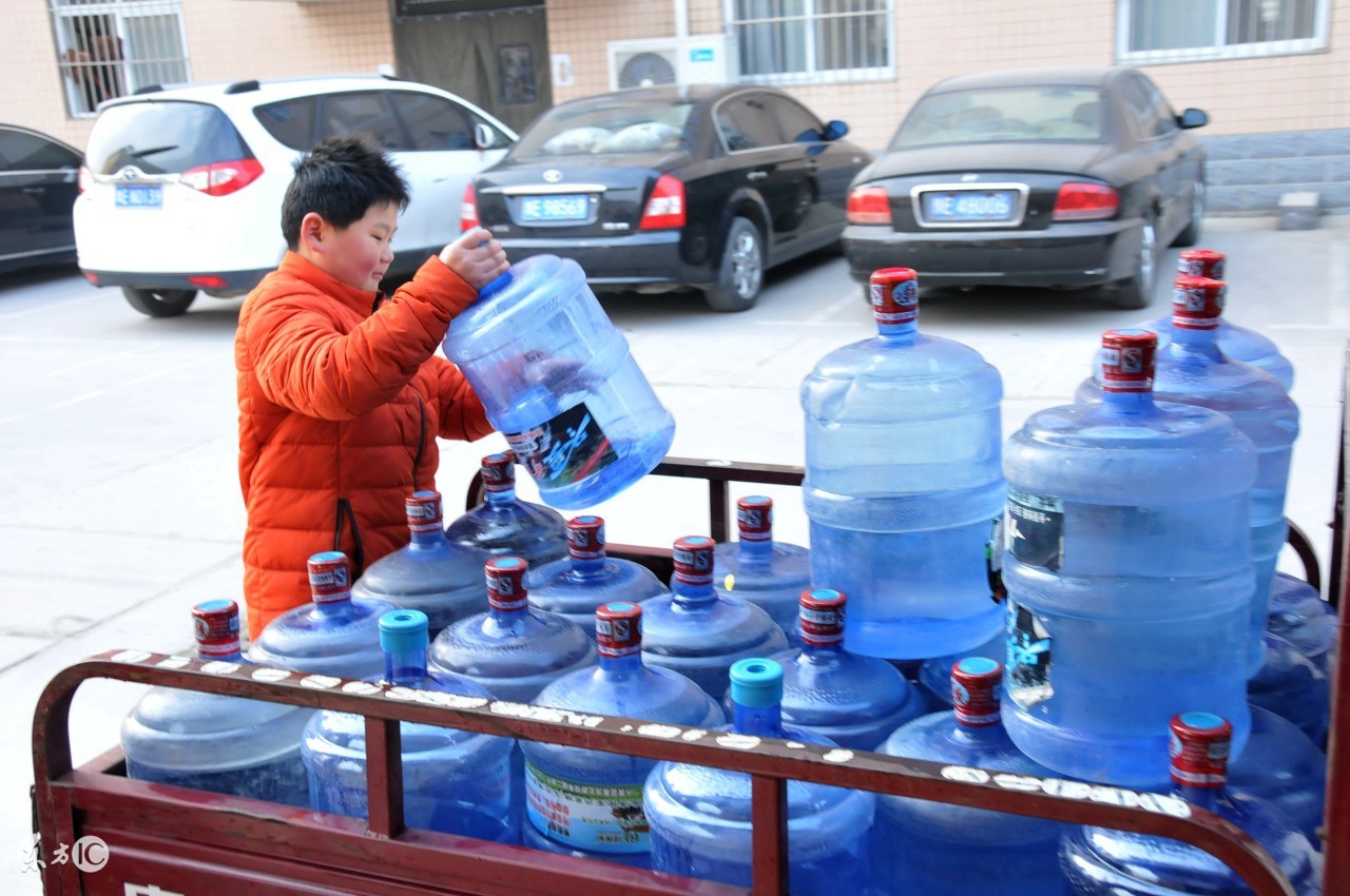 送桶装水小哥一个月挣多少钱,送桶装水一瓶可赚多少钱