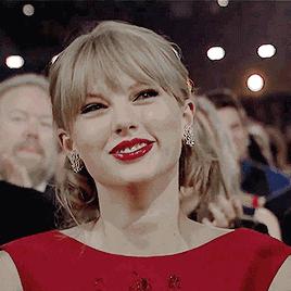 taylorswift霉霉看篮球,taylorswift霉霉紫色裙子