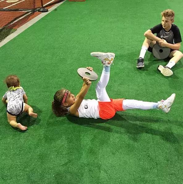 小女孩拥有第一双漂亮鞋子,七岁女孩球鞋