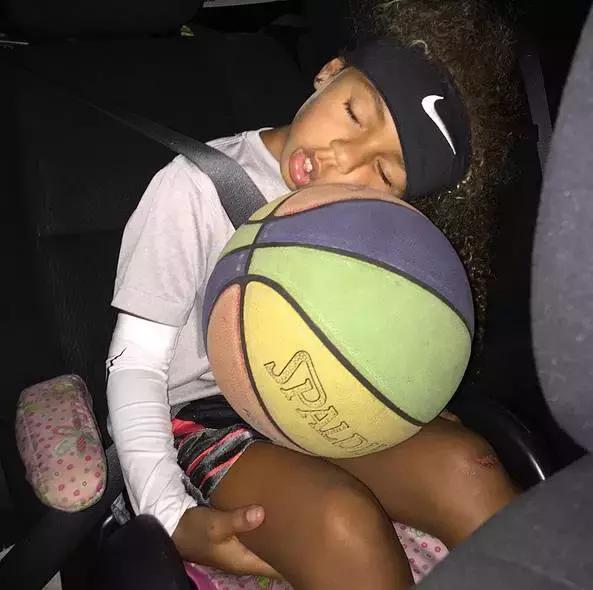 小女孩拥有第一双漂亮鞋子,七岁女孩球鞋