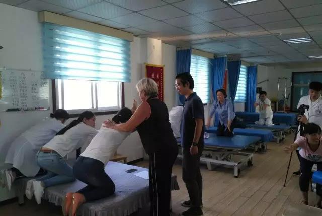 康复师教你中老年人如何保护膝盖,开封治疗颈椎腰椎