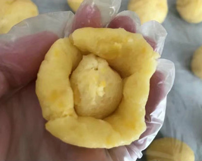 省下的不只机票，香港半岛酒家金沙流心奶黄月饼，看着就流口水！