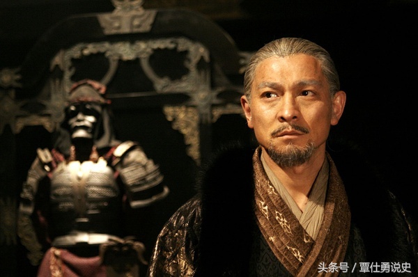 黄忠其实比关公年轻得多,关公对黄忠