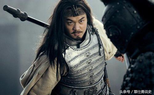 黄忠其实比关公年轻得多,关公对黄忠