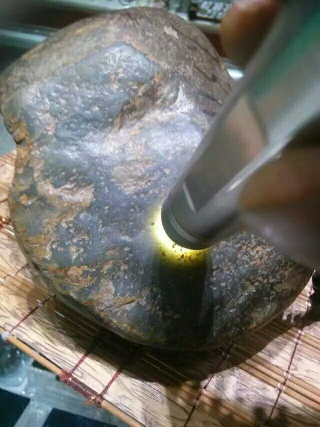 岫岩玉河磨和山料的区别,岫岩河磨玉属于和田玉吗