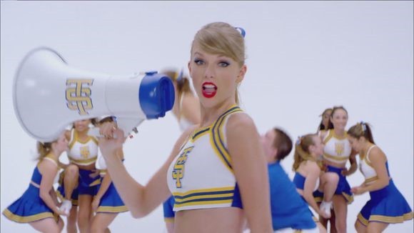 taylorswift霉霉看篮球,taylorswift霉霉紫色裙子