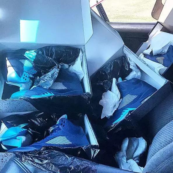 小女孩拥有第一双漂亮鞋子,七岁女孩球鞋