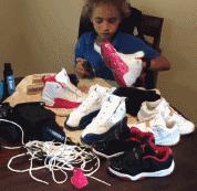 小女孩拥有第一双漂亮鞋子,七岁女孩球鞋