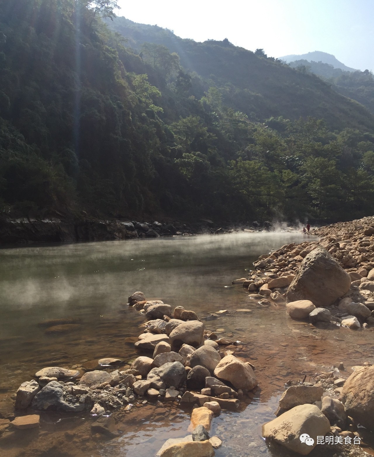 云南最神秘的六个野温泉，峡谷弥漫雾气小鱼咬脚，车底盘常常被刮