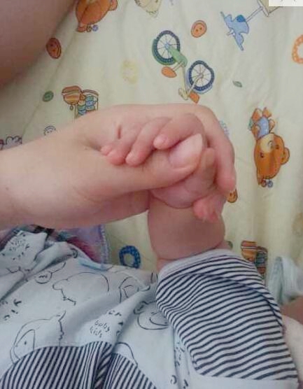 宝宝的拇指内扣怎么回事,宝宝三个半月大拇指内扣怎么办