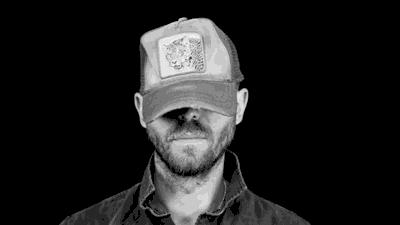 「怎么把你爸的帽子带出来了？真土」说这话的人才是真土鳖