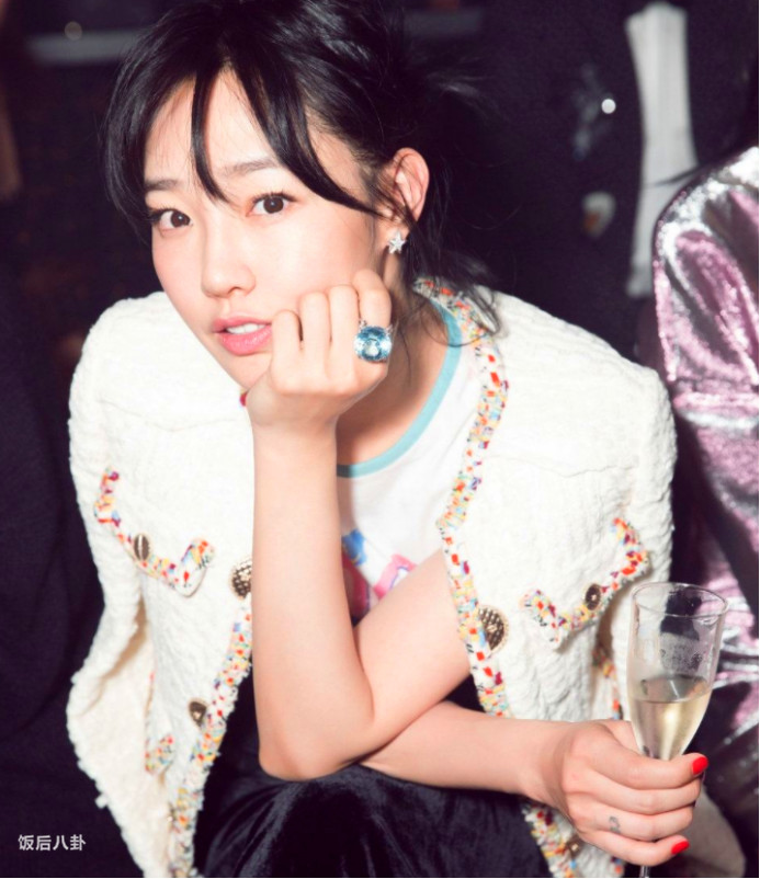 杨幂成轻奢品牌全球代言人，80后小花的代言战争硝烟四起