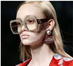 杨幂穿的gucci的格纹外套,杨幂celine上衣