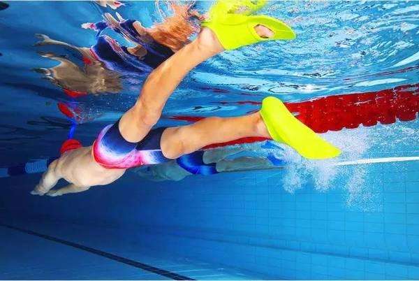 自由泳怎么提高速度和力量,自由泳动作标准但为何速度慢