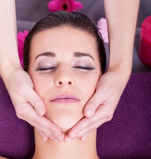 颈部有纹路图片,颈部出现细纹